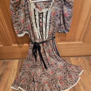 Vintage Floral Lace-Trimmed Dress with Black Accents "New Raves" 1970-1980s